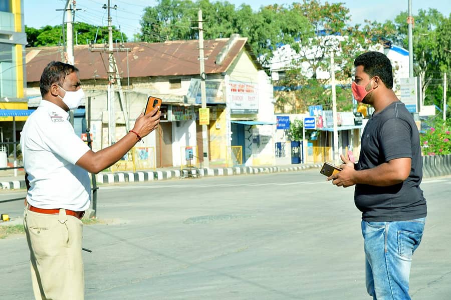ಕೊಪ್ಪಳ ನಗರದಲ್ಲಿ ಸಂಪೂರ್ಣ ಲಾಕ್ಡೌನ್ ಮಧ್ಯೆಯೂ ಕೋವಿಡ್ ಮಾರ್ಗಸೂಚಿ ಉಲ್ಲಂಘಿಸಿ ಓಡಾಡುತ್ತಿದ್ದ ವಾಹನ ಸವಾರೊಬ್ಬರನ್ನು ಪೊಲೀಸರು ತಡೆದು ವಿಚಾರಿಸಿದರು