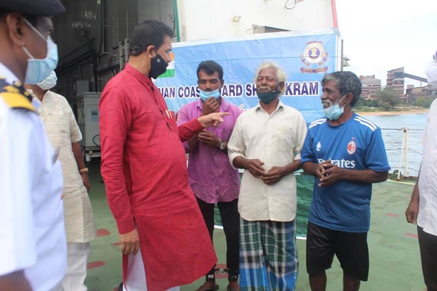 ಕಣ್ಣೂರಿನ ಮೂವರು ಮೀನುಗಾರರನ್ನು ಸಂಸದ ನಳಿನ್ಕುಮಾರ್ ಸಮ್ಮುಖದಲ್ಲಿ ಕೇರಳ ಸರ್ಕಾರದ ಪ್ರತಿನಿಧಿಗಳಿಗೆ ಹಸ್ತಾಂತರಿಸಲಾಯಿತು.