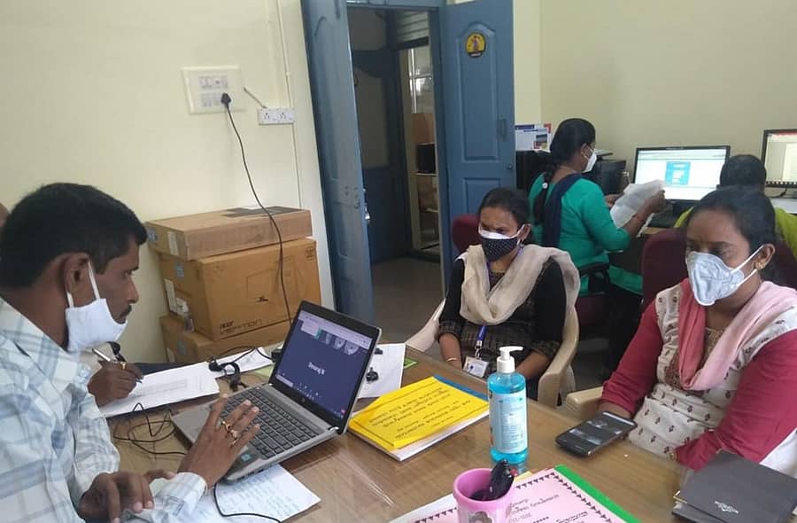 ಕೋಲಾರದಲ್ಲಿ ಬುಧವಾರ ನಡೆದ ಜಿ.ಪಂ ಸಿಇಒ ಎನ್.ಎಂ.ನಾಗರಾಜ್ ಜತೆಗಿನ ಆನ್ಲೈನ್ ಸಭೆಯಲ್ಲಿ ತಾ.ಪಂ ಇಒ ಬಾಬು ಮತ್ತು ಪಿಡಿಒಗಳು ಭಾಗಿಯಾದರು.