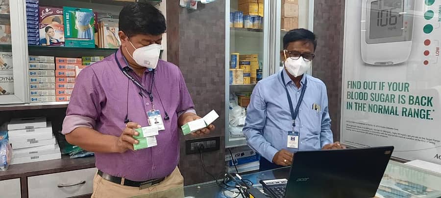 ಕೊರೊನಾ ಸಂಕಷ್ಟದ ಕಾಲದಲ್ಲಿ ಆಕ್ಸಿಮೀಟರ್‌ಗಳನ್ನು ಅಧಿಕ ಬೆಲೆಗೆ ಮಾರಾಟ ಮಾಡುತ್ತಿದ್ದ ಅನಧಿಕೃತ ಅಂಗಡಿಗಳಿಗೆ ಕಾನೂನು ಮಾಪನ ಶಾಸ್ತ್ರ ಇಲಾಖೆಯ ಸಹಾಯಕ ನಿರ್ದೇಶಕ ಎಚ್‌.ಎಸ್‌. ರಾಜು ನೇತೃತ್ವದಲ್ಲಿ ಅಧಿಕಾರಿಗಳು ದಾಳಿ ನಡೆಸಿದರು