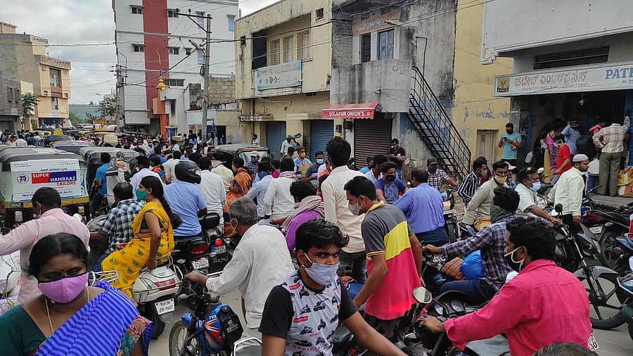 ರಾಯಚೂರಿನ ಸರ್ದಾರ್ ವಲ್ಲಭಬಾಯ್ ಪಟೇಲ್ ವೃತ್ತ ಮಾರ್ಗದಲ್ಲಿ ಬುಧವಾರ ಕಂಡುಬಂದ ನೋಟ