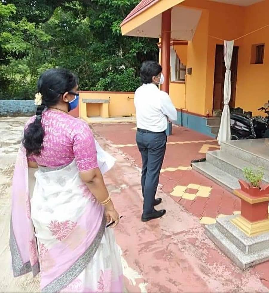 ಬುಧವಾರ ಜಿಲ್ಲಾಧಿಕಾರಿ ಜಿ.ಜಗದೀಶ್ ಕಟಪಾಡಿ ಗ್ರಾಮ ಪಂಚಾಯಿತಿ ವ್ಯಾಪ್ತಿಯ ಹಲವು ಮನೆಗಳಿಗೆ ತೆರಳಿ ಸೋಂಕಿತರಿಗೆ ಧೈರ್ಯ ತುಂಬಿದರು.