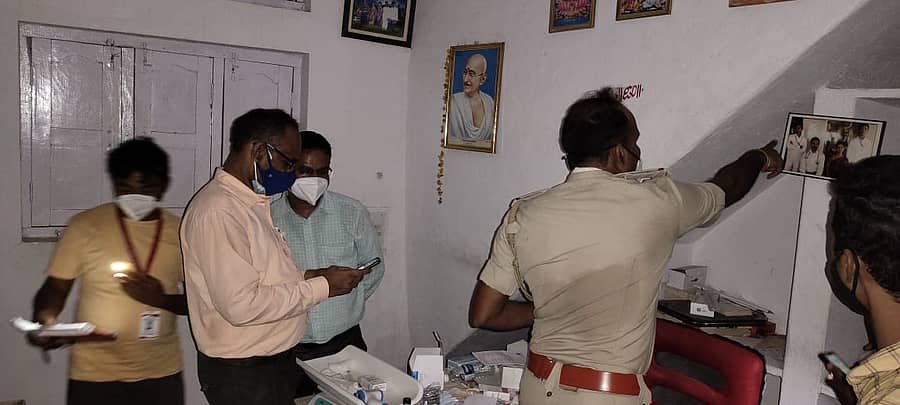 ಯರಗೋಳ ಗ್ರಾಮದಲ್ಲಿ ನಕಲಿ ವೈದ್ಯರ ಮಳಿಗೆ ಮೇಲೆ ತಹಶೀಲ್ದಾರ್ ಚನ್ನಮಲ್ಲಪ್ಪ ಘಂಟಿ ದಾಳಿ ಮಾಡಿ ಪ್ರಕರಣ ದಾಖಲಿಸಿದರು