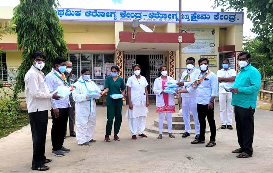 ದೇವನಹಳ್ಳಿ ತಾಲ್ಲೂಕು ಕುಂದಾಣ ಪ್ರಾಥಮಿಕ ಆರೋಗ್ಯ ಕೇಂದ್ರಕ್ಕೆ ಜಿಲ್ಲಾ ಯುವ ಕಾಂಗ್ರೆಸ್ ಘಟಕದಿಂದ ಆರೋಗ್ಯ ಪರಿಕರಗಳನ್ನು ಕೆ.ಆರ್.ನಾಗೇಶ್ ವಿತರಿಸಿದರು