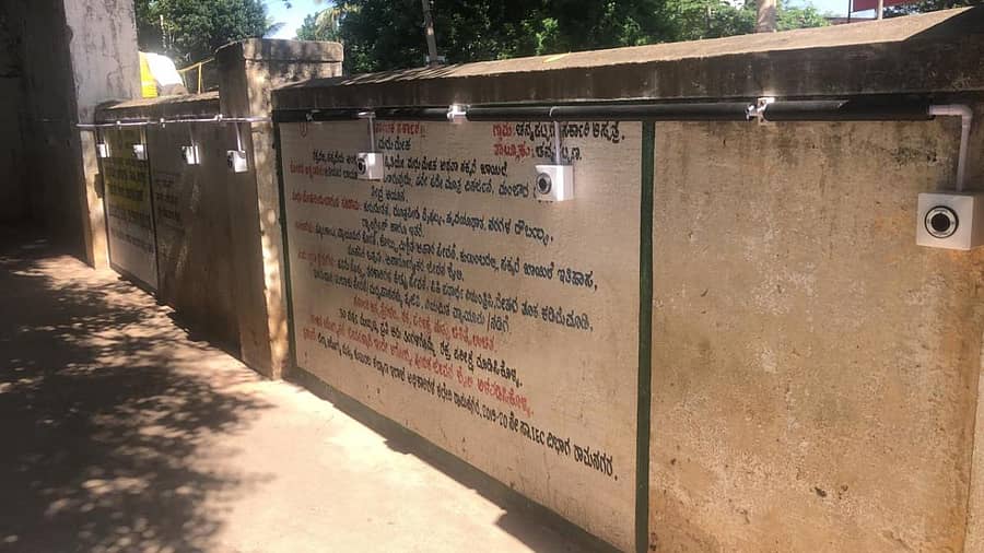 ಚನ್ನಪಟ್ಟಣ ಸಾರ್ವಜನಿಕ ಆಸ್ಪತ್ರೆಯ ಹೊರಗೆ ಹಾಕಲಾಗಿರುವ ಆಮ್ಲಜನಕ ಸರಬರಾಜು ಪಾಯಿಂಟ್ಗಳು