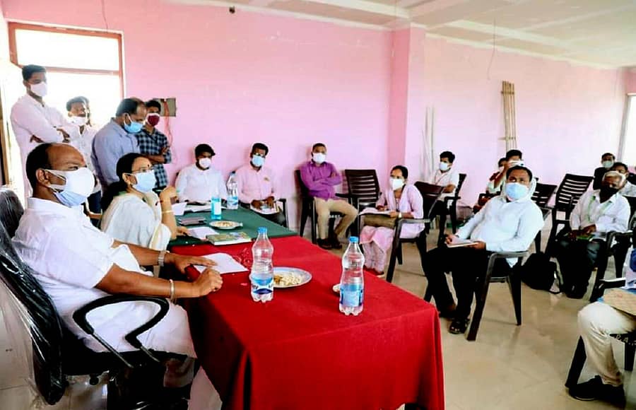 ಬಸವಕಲ್ಯಾಣದಲ್ಲಿ ನಡೆದ ಮುಂಗಾರು ಹಂಗಾಮಿನ ಬಿತ್ತನೆ ಸಿದ್ಧತಾ ಸಭೆಯಲ್ಲಿ ಶಾಸಕ ಶರಣು ಸಲಗರ, ತಹಶೀಲ್ದಾರ್ ಸಾವಿತ್ರಿ ಸಲಗರ ಪಾಲ್ಗೊಂಡಿದ್ದರು