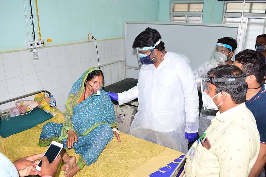 ಸುರಪುರದ ಸಾರ್ವಜನಿಕ ಸರ್ಕಾರಿ ಆಸ್ಪತ್ರೆಯಲ್ಲಿ ಬುಧವಾರ ಶಾಸಕ ರಾಜೂಗೌಡ ಕೊರೊನಾ ಸೋಂಕಿತರಿಗೆ ಆತ್ಮಸ್ಥೈರ್ಯ ತುಂಬಿದರು