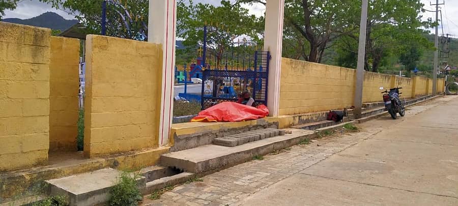 ಕೋವಿಡ್‌ನಿಂದ ಮೃತಪಟ್ಟ ಪತಿಯ ಶವದ ಮುಂದೆ ಕುಳಿತು ರೋದಿಸುತ್ತಿರುವ ಪತ್ನಿ