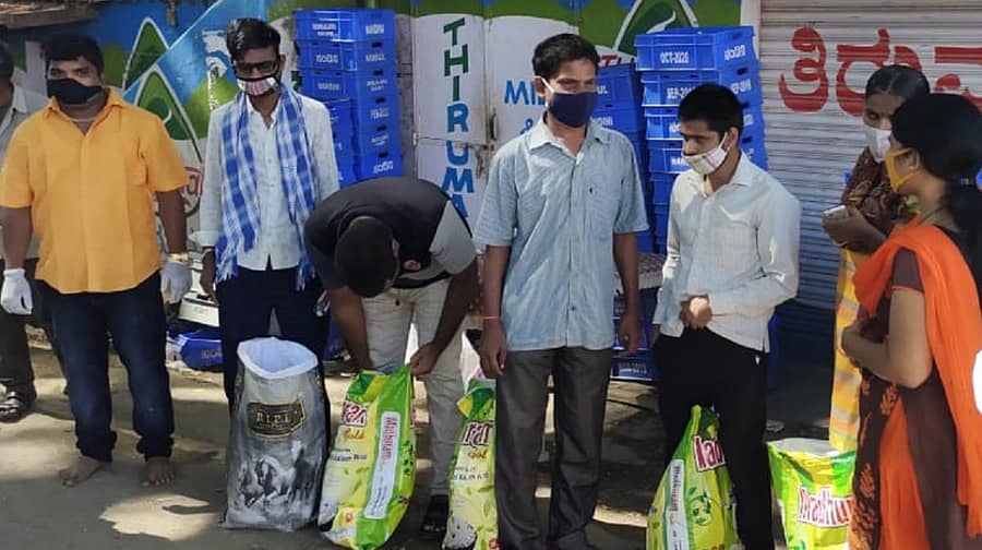 ಅಂಧರ ಕುಟುಂಬಗಳಿಗೆ ಸಂತೋಷ್ಕುಮಾರ್ ಚಾರಿಟಬಲ್ ಟ್ರಸ್ಟ್ ವತಿಯಿಂದ ಉಚಿತವಾಗಿ ಪಡಿತರ ವಿತರಿಸಲಾಯಿತು