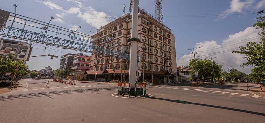 ಜನರ ಓಡಾಟವಿಲ್ಲದೆ ಸ್ತಬ್ಧಗೊಂಡಿರುವ ಹೊಸಪೇಟೆಯ ರೋಟರಿ ವೃತ್ತ