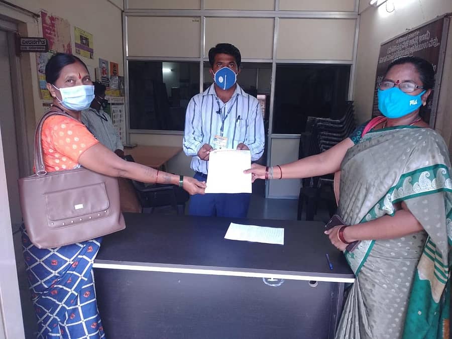 ರಾಜ್ಯ ಅಂಗನವಾಡಿ ನೌಕರರ ಸಂಘದ ಪದಾಧಿಕಾರಿಗಳು ರಾಯಚೂರಿನ ಜಿಲ್ಲಾ ಮಹಿಳಾ ಮತ್ತು ಮಕ್ಕಳ ಅಭಿವೃದ್ಧಿ ಇಲಾಖೆ ಉಪನಿರ್ದೇಶಕರಿಗೆ ಗುರುವಾರ ಮನವಿ ಸಲ್ಲಿಸಿದರು