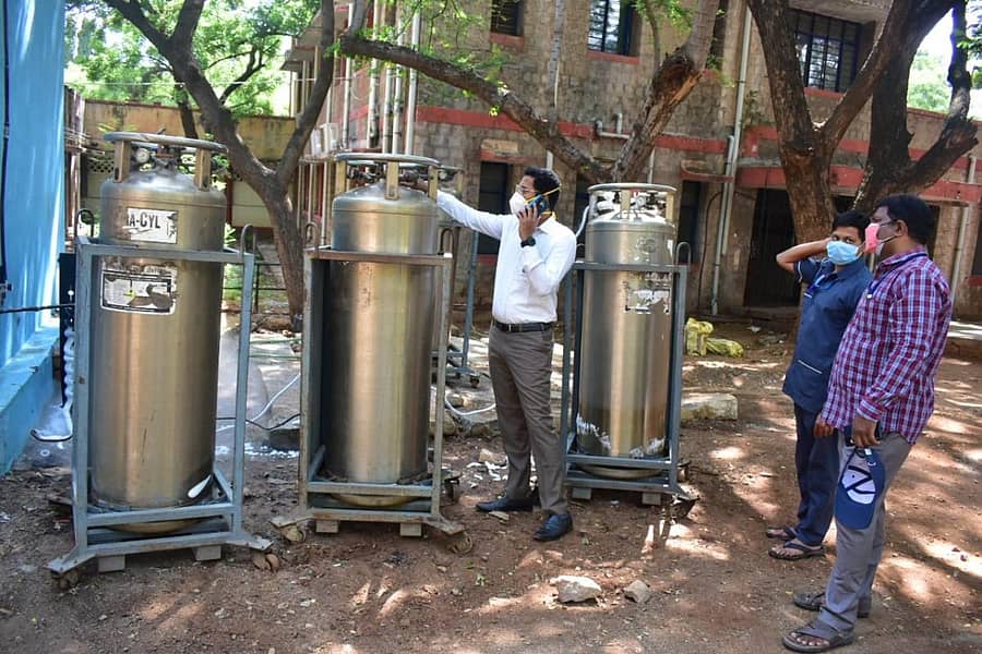 ಉಪವಿಭಾಗಾಧಿಕಾರಿ ಸಿದ್ದರಾಮೇಶ್ವರ ಅವರು ಗುರುವಾರ ಹೊಸಪೇಟೆಯ ಸರ್ಕಾರಿ ಆಸ್ಪತ್ರೆಯ ಆಮ್ಲಜನಕ ಘಟಕಕ್ಕೆ ಭೇಟಿ ನೀಡಿ, ಆಮ್ಲಜನಕದ ಲಭ್ಯತೆ ಪರಿಶೀಲಿಸಿದರು