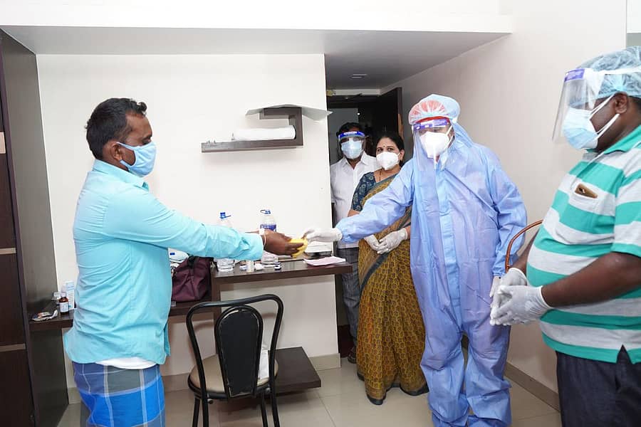 ಚಿತ್ರದುರ್ಗದ ಹೋಟಲ್‌ ನವೀನ್‌ ರೆಜೆನ್ಸಿಯಲ್ಲಿ ಚಿಕಿತ್ಸೆ ಪಡೆಯುತ್ತಿರುವ ಕೊರೊನಾ ಸೋಂಕಿತರನ್ನು ಶಿವಮೂರ್ತಿ ಮುರುಘಾ ಶರಣರು ಗುರುವಾರ ಭೇಟಿ ಮಾಡಿ ಹಣ್ಣು ವಿತರಿಸಿದರು. ಜಿಲ್ಲಾಧಿಕಾರಿ ಕವಿತಾ ಎಸ್‌.ಮನ್ನಿಕೇರಿ ಇದ್ದಾರೆ.