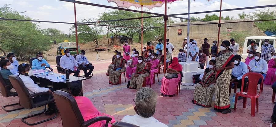 ವಿಜಯಪುರ ತಾಲ್ಲೂಕಿನ ಗುಣಕಿ ಗ್ರಾಮ ಪಂಚಾಯ್ತಿ ಆವರಣದಲ್ಲಿ ಗುರುವಾರ ಕೋವಿಡ್ ಕಾರ್ಯಪಡೆ ಸದಸ್ಯರೊಂದಿಗೆ ಜಿಲ್ಲಾಧಿಕಾರಿ ಪಿ.ಸುನೀಲ್ ಕುಮಾರ್ ಸಭೆ ನಡೆಸಿದರು. ಜಿಲ್ಲಾ ಪಂಚಾಯ್ತಿ ಮುಖ್ಯ ಕಾರ್ಯನಿರ್ವಹಣಾ ಅಧಿಕಾರಿ ಗೋವಿಂದರೆಡ್ಡಿ ಇದ್ದರು