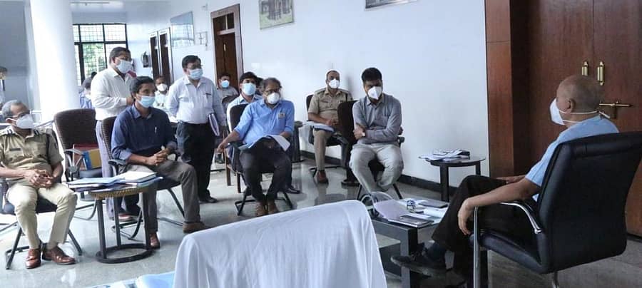 ರಾಜ್ಯ ಸರ್ಕಾರದ ಮುಖ್ಯ ಕಾರ್ಯದರ್ಶಿ ಪಿ.ರವಿಕುಮಾರ್ ಅವರು ಬೆಳಗಾವಿಯಲ್ಲಿ ಗುರುವಾರ ಜಿಲ್ಲಾಮಟ್ಟದ ಅಧಿಕಾರಿಗಳ ಸಭೆ ನಡೆಸಿದರು