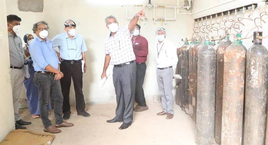 ರಾಜ್ಯ ಸರ್ಕಾರದ ಮುಖ್ಯ ಕಾರ್ಯದರ್ಶಿ ಪಿ.ರವಿಕುಮಾರ್ ಅವರು ಬೆಳಗಾವಿಯ ಬಿಮ್ಸ್ನಲ್ಲಿನ ಆಮ್ಲಜನಕ ಪೂರೈಕೆ ವ್ಯವಸ್ಥೆಯನ್ನು ಗುರುವಾರ ಪರಿಶೀಲಿಸಿದರು