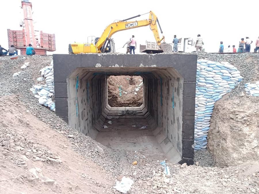 ವಿಜಯಪುರ ಜಿಲ್ಲೆಯ ಮಿಂಚನಾಳ ನಿಲ್ದಾಣದ ಬಳಿ ಲೆವೆಲ್ ಕ್ರಾಸಿಂಗ್ ಗೇಟ್ ಬಳಿ ನಡೆಯುತ್ತಿರುವ ಸಬ್ವೇ ನಿರ್ಮಾಣ ಕಾಮಗಾರಿ