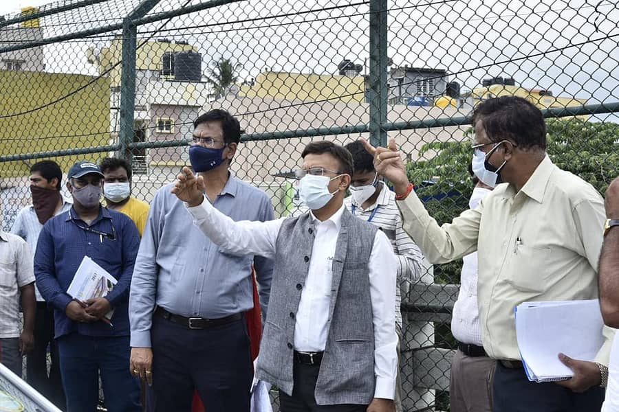 ರಾಜಕಾಲುವೆಗಳ ಸ್ಥಿತಿಗತಿಯನ್ನು ಗೌರವ್ ಗುಪ್ತ ಪರಿಶೀಲಿಸಿದರು. ಬಿಬಿಎಂಪಿ ಅಧಿಕಾರಿಗಳು ಇದ್ದಾರೆ