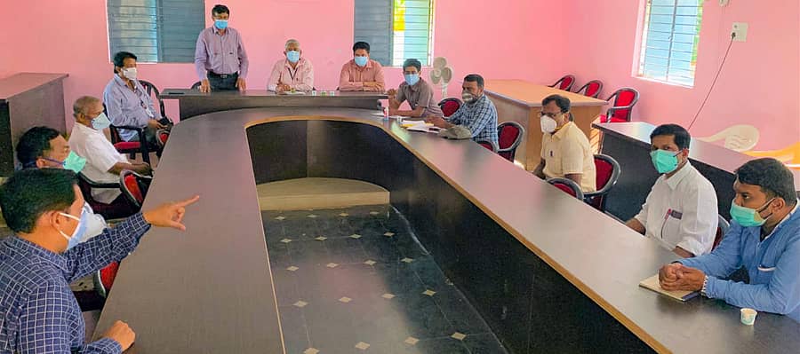 ಮಲೇಬೆನ್ನೂರು ಪಟ್ಟಣದ ಪುರಸಭೆಯಲ್ಲಿ ಬುಧವಾರ‌ ‌ಖಾಸಗಿ ವೈದ್ಯರೊಂದಿಗೆ ಟಿಎಚ್ಒ ಡಾ. ಚಂದ್ರಮೋಹನ್ ಸಭೆ ನಡೆಸಿದರು