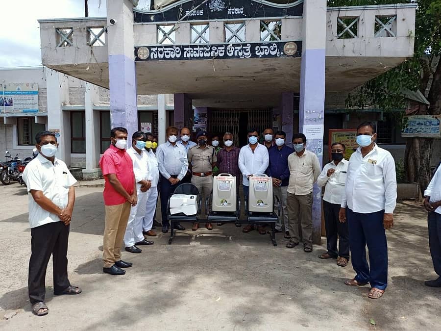 ಭಾಲ್ಕಿಯ ಸರ್ಕಾರಿ ಆಸ್ಪತ್ರೆಗೆ ಗುರುವಾರ ಉಮಾದೇವಿ ಪ್ರಕಾಶ ಖಂಡ್ರೆ ಫೌಂಡೇಶನ್ ಸಹಕಾರದೊಂದಿಗೆ ಮಾಜಿ ಶಾಸಕ ಪ್ರಕಾಶ ಖಂಡ್ರೆ 2 ಆಮ್ಲಜನಕ ಸಾಂದ್ರಕ ಯಂತ್ರಗಳನ್ನು ಕೊಡುಗೆಯಾಗಿ ನೀಡಿದರು
