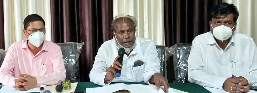 ಸಿರುಗುಪ್ಪ ತಾಲ್ಲೂಕು ಪಂಚಾಯ್ತಿಯಲ್ಲಿ ಗುರುವಾರ ನಡೆದ ಕೋವಿಡ್ ನಿಯಂತ್ರಣ ಪರಿಶೀಲನಾ ಸಭೆಯಲ್ಲಿ ಶಾಸಕ ಎಂ.ಎಸ್.ಸೋಮಲಿಂಗಪ್ಪ ಮಾತನಾಡಿದರು