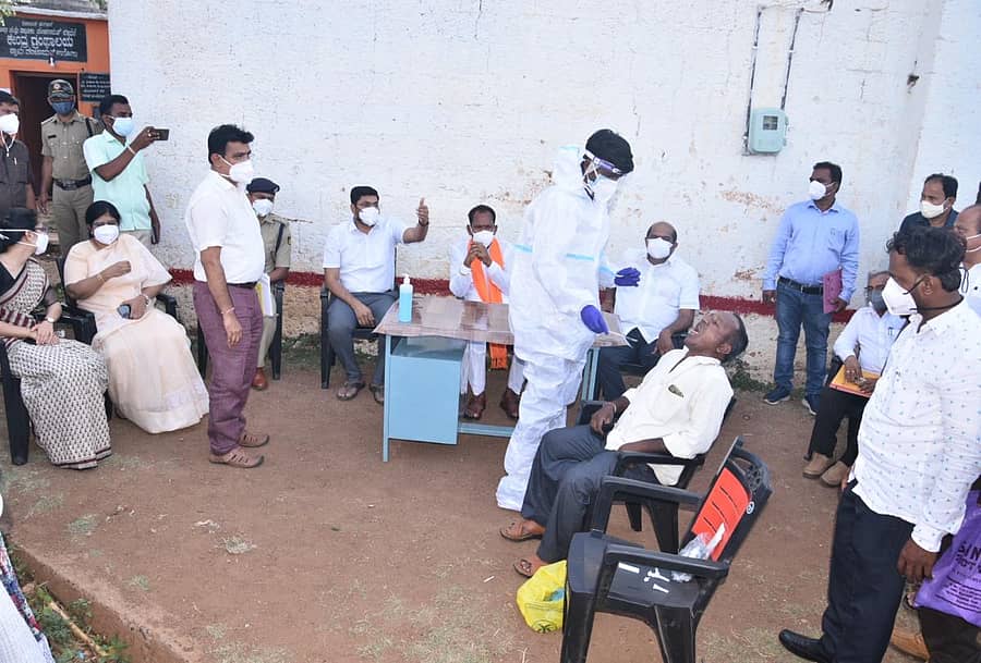 ಬೀದರ್ ತಾಲ್ಲೂಕಿನ ನಾಗೋರಾದಲ್ಲಿ ಮನೆ ಮನೆ ಆರೋಗ್ಯ ತಪಾಸಣೆ ಅಭಿಯಾನ ನಿಮಿತ್ತ ಗುರುವಾರ ವ್ಯಕ್ತಿಯೊಬ್ಬರು ಕೋವಿಡ್ ರ್ಯಾಟ್ ಪರೀಕ್ಷೆ ನಡೆಸಲಾಯಿತು