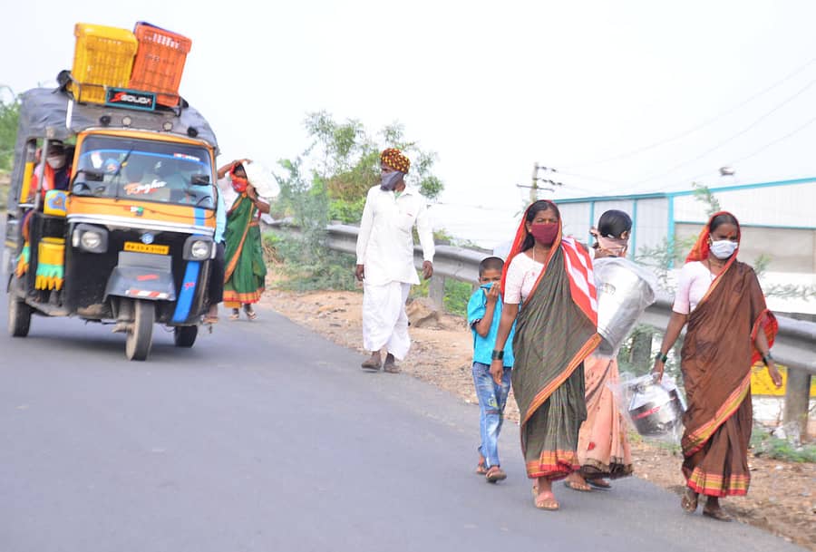 ಯಾದಗಿರಿಯಲ್ಲಿ ಸಂಪೂರ್ಣ ಲಾಕ್ಡೌನ್ ಕಾರಣದಿಂದ ದಾರಿ ನಡೆಯುತ್ತ ಗ್ರಾಮದತ್ತ ಸಾಗಿದ ಜನಪ್ರಜಾವಾಣಿ ಚಿತ್ರ: ರಾಜಕುಮಾರ ನಳ್ಳಿಕರ