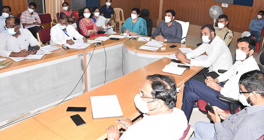 ಬೀದರ್ನ ಜಿಲ್ಲಾಧಿಕಾರಿ ಕಚೇರಿ ಸಭಾಂಗಣದಲ್ಲಿ ಜಿಲ್ಲಾಧಿಕಾರಿ ರಾಮಚಂದ್ರನ್ ಆರ್ ಅವರು ಕೋವಿಡ್ಗೆ ಸಂಬಂಧಿಸಿದಂತೆ ಜಿಲ್ಲಾ ಹಾಗೂ ತಾಲ್ಲೂಕು ಮಟ್ಟದ ಅಧಿಕಾರಿಗಳೊಂದಿಗೆ ವಿಡಿಯೊ ಸಂವಾದ ನಡೆಸಿದರು