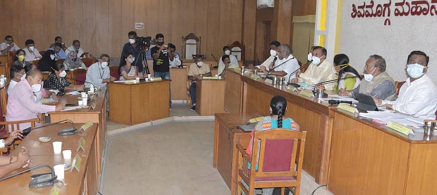 ಶಿವಮೊಗ್ಗ ನಗರ ಪಾಲಿಕೆಯಲ್ಲಿ ಶುಕ್ರವಾರ ನಡೆದ ಸಭೆಯಲ್ಲಿ ವಿಧಾನ ಪರಿಷತ್ ಸದಸ್ಯ ಎಸ್‌.ರುದ್ರೇಗೌಡ ಮಾತನಾಡಿದರು.