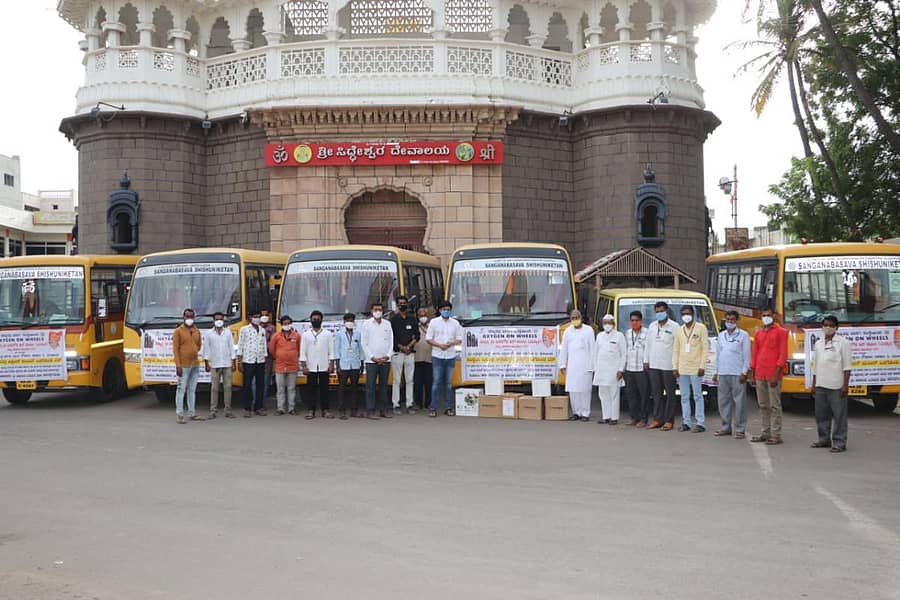 ವಿಜಯಪುರ ನಗರದ ಸಿದ್ಧೇಶ್ವರ ದೇವಸ್ಥಾನದ ಎದುರು ಶುಕ್ರವಾರ ನಡೆದ ಕಾರ್ಯಕ್ರಮದಲ್ಲಿ ಪೋರ್ಟಬಲ್ ಕಾನ್ಸಂಟ್ರೇಟ್ ಆಕ್ಸಿಜನ್ ಮಷಿನ್‍ಗಳನ್ನು ಒಳಗೊಂಡ ಬಸ್‍ಗಳಿಗೆ ಸಂಸ್ಥೆಯ ಪದಾಧಿಕಾರಿಗಳು ಚಾಲನೆ ನೀಡಿದರು