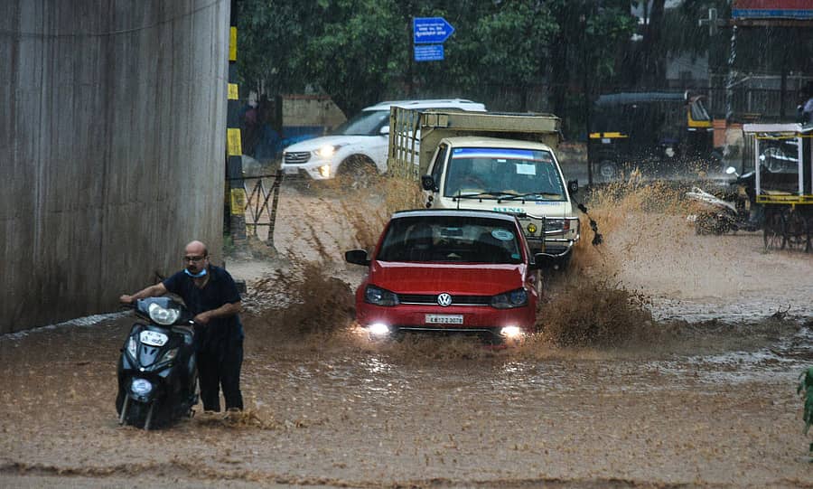 ಹುಬ್ಬಳ್ಳಿಯಲ್ಲಿ ಶುಕ್ರವಾರ ಸಂಜೆ ಸುರಿದ ಮಳೆಯಲ್ಲಿ ಭವಾನಿ ನಗರದ ರೈಲ್ವೆ ಸೇತುವೆ ಕೆಳಭಾಗದಲ್ಲಿ ಸಾಗಿದ ವಾಹನಗಳು  –ಪ್ರಜಾವಾಣಿ ಚಿತ್ರ