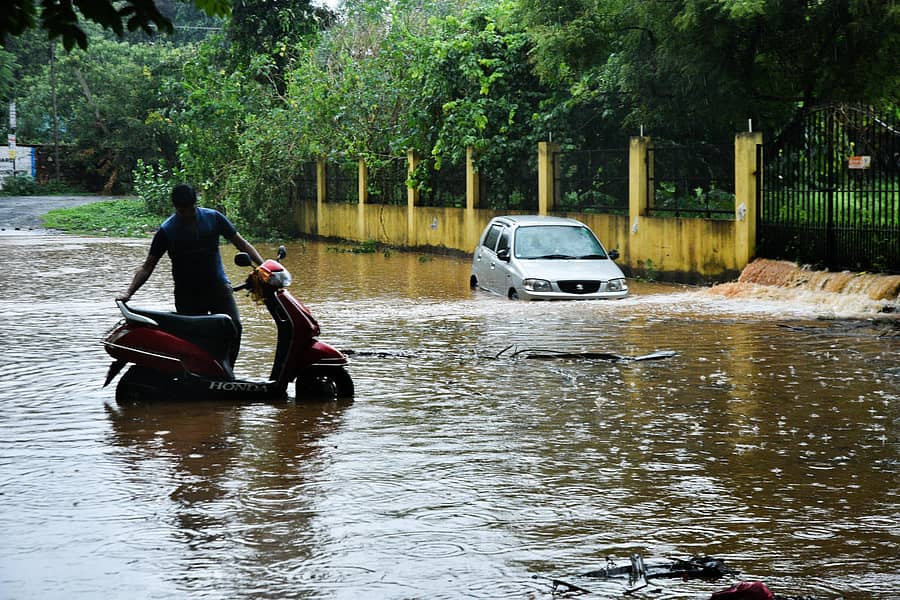 ಶುಕ್ರವಾರ ಸಂಜೆ ಹುಬ್ಬಳ್ಳಿಯಲ್ಲಿ ಸುರಿದ ಮಳೆಗೆ ಅಶೋಕ ನಗರ ರಸ್ತೆ ಮೇಲೆ ಅಪಾರ ಪ್ರಮಾಣದಲ್ಲಿ ನೀರು ನಿಂತಿತ್ತು 