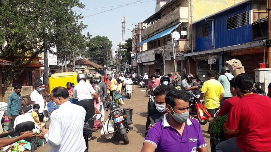 ಬೆಳಗಾವಿಯ ಮಾರುಕಟ್ಟೆಯಲ್ಲಿ ಜನರು ಶುಕ್ರವಾರ ಬೆಳಿಗ್ಗೆ ಅಗತ್ಯ ಸಾಮಗ್ರಿಗಳನ್ನು ಖರೀದಿಸಿದರುಪ್ರಜಾವಾಣಿ ಚಿತ್ರ