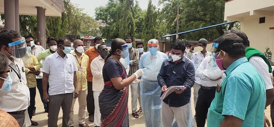 21ಎಸ್ಎಚ್ಪಿ 3: ಶಹಾಪುರ ನಗರದ ಸರ್ಕಾರಿ ಆಸ್ಪತ್ರೆಗೆ ಶುಕ್ರವಾರ ಜಿಲ್ಲಾಧಿಕಾರಿ ಡಾ.ಆರ್.ರಾಗಪ್ರೀಯಾ ಭೇಟಿ ನೀಡಿ ವೈದ್ಯರ ಜೊತೆ ಸಮಾಲೋಚನೆ ನಡೆಸಿದರು