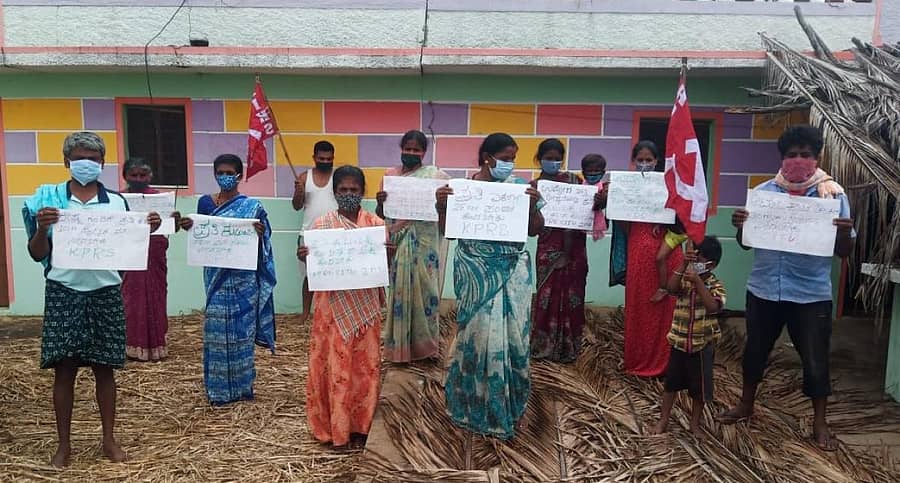 ಲಾಕ್ಡೌನ್ ಹಿನ್ನೆಲೆಯಲ್ಲಿ ಕಾರ್ಮಿಕರು ಹಾಗೂ ರೈತರ ಬದುಕಿನ ರಕ್ಷಣೆಗಾಗಿ ವಿಶೇಷ ಆರ್ಥಿಕ ಪ್ಯಾಕೇಜ್ ಘೋಷಿಸುವಂತೆ ಒತ್ತಾಯಿಸಿ ಕಾರ್ಮಿಕರು ಕೋಲಾರದಲ್ಲಿ ಶುಕ್ರವಾರ ಪ್ರತಿಭಟನೆ ಮಾಡಿದರು.