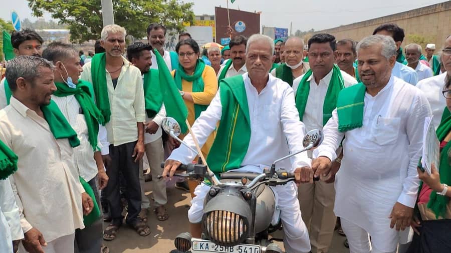 ಧಾರವಾಡದಲ್ಲಿ ಇತ್ತೀಚೆಗೆ ನಡೆದ ರೈತ ಹೋರಾಟದ ಜಾಥಾ ಸಂದರ್ಭದಲ್ಲಿ ಬಾಬಾಗೌಡ ಪಾಟೀಲರು ಬುಲೆಟ್ ಬೈಕ್ ಸವಾರಿ ಮಾಡಿದ್ದರು.