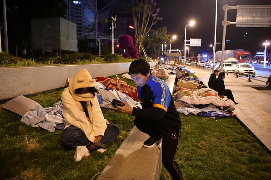 ಭೂಕಂಪ ಭೀತಿಯಿಂದ ಚೀನಾದ ಯುನಾನ್‌ ಪ್ರಾಂತ್ಯದ ಜನ ಮನೆಗಳಿಂದ ಹೊರಗೆ ಉಳಿದುಕೊಂಡಿದ್ದರು. (ರಾಯಿಟರ್ಸ್‌ ಚಿತ್ರ)