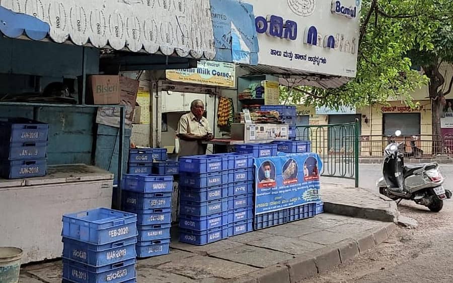 ಗ್ರಾಹಕರಿಲ್ಲದೆ ಖಾಲಿ ಹೊಡೆಯುತ್ತಿರುವ ಚಾಮರಾಜಪೇಟೆಯ ಹಾಲಿನ ಬೂತ್