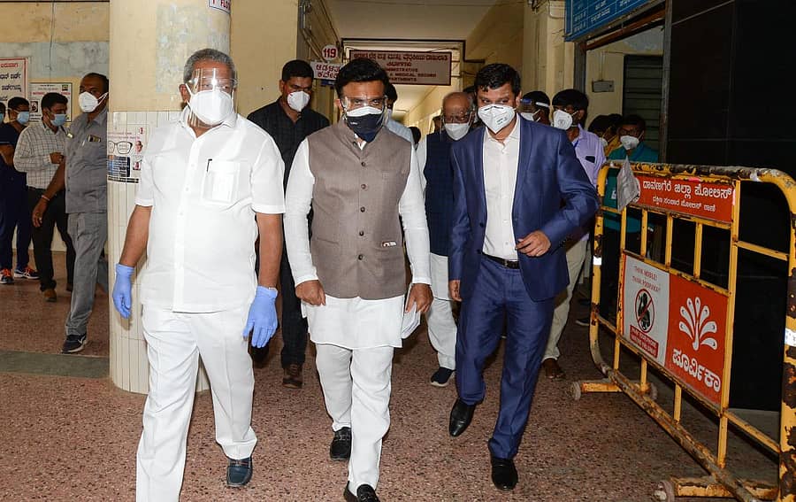 ದಾವಣಗೆರೆಯ ಚಿಗಟೇರಿ ಆಸ್ಪತ್ರೆಗೆ ಭೇಟಿ ನೀಡಿದ ಆರೋಗ್ಯ ಸಚಿವ ಡಾ.ಕೆ. ಸುಧಾಕರ್ ಸಭೆ ನಡೆಸಿ ಹೊರಬಂದರು. ಸಚಿವ ಬೈರತಿ ಬಸವರಾಜ, ಸಂಸದ ಜಿ.ಎಂ.ಸಿದ್ದೇಶ್ವರ, ಜಿಲ್ಲಾಧಿಕಾರಿ ಮಹಾಂತೇಶ ಬೀಳಗಿ ಇದ್ದರು.