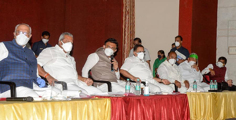 ದಾವಣಗೆರೆಯ ಜಿಲ್ಲಾಧಿಕಾರಿ ಕಚೇರಿ ಸಭಾಂಗಣದಲ್ಲಿ ಶುಕ್ರವಾರ ನಡೆದ ಸಭೆಯಲ್ಲಿ ಆರೋಗ್ಯ ಸಚಿವ ಡಾ.ಕೆ.ಸುಧಾಕರ್ ಮಾತನಾಡಿದರು. ಸಂಸದ ಜಿ.ಎಂ.ಸಿದ್ದೇಶ್ವರ, ಜಿಲ್ಲಾ ಉಸ್ತುವಾರಿ ಸಚಿವ ಬೈರತಿ ಬಸವರಾಜ, ಶಾಸಕರಾದ ಮಾಡಾಳ್ ವಿರೂಪಾಕ್ಷಪ್ಪ, ಪ್ರೊ. ಲಿಂಗಣ್ಣ, ಎಸ್.ಎ.ರವೀಂದ್ರನಾಥ್, ಭೋಜೇಗೌಡ ಇದ್ದರು.