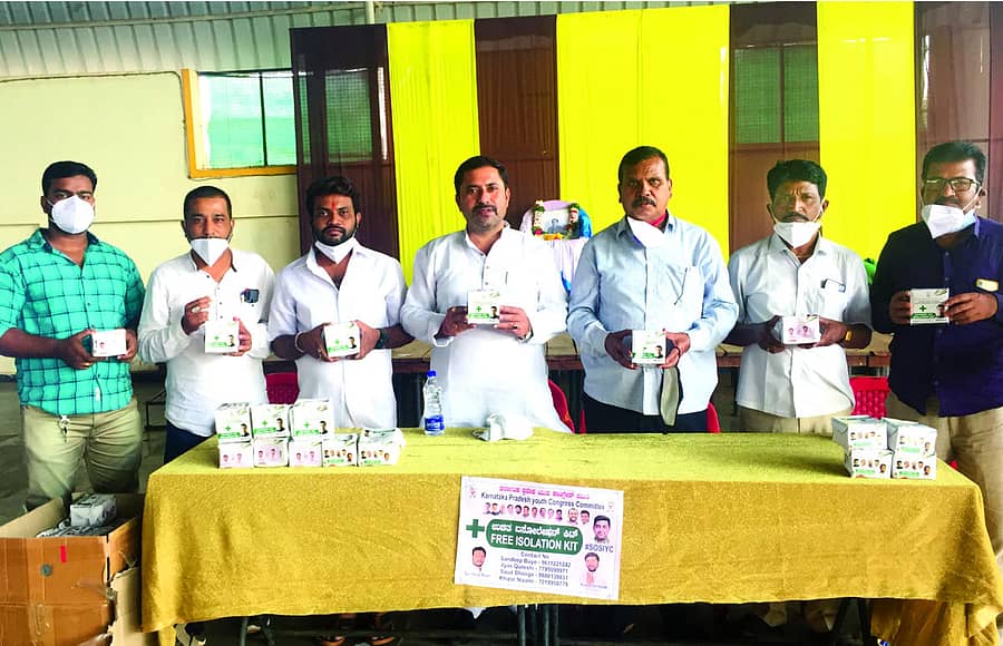 ಬಸವಕಲ್ಯಾಣದಲ್ಲಿ ಶುಕ್ರವಾರ ಯುವ ಕಾಂಗ್ರೆಸ್ ವತಿಯಿಂದ ಕೊರೊನಾ ಸೋಂಕಿತರ ಐಸೋಲೇಷನ್ ಕಿಟ್ ವಿತರಿಸಲಾಯಿತು