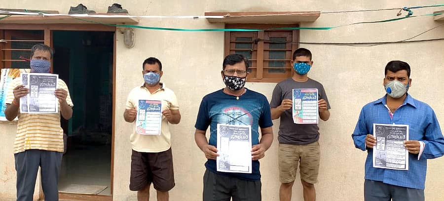 ಕೂಲಿ ಕಾರ್ಮಿಕರು ಮನೆ ಸಮೀಪವೇ ಪ್ರತಿಭಟನೆ ನಡೆಸಿದರು