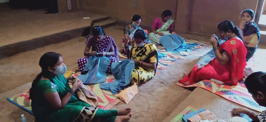 ಕಸೂತಿಯಲ್ಲಿ ಪಾಲ್ಗೊಂಡಿರುವ ಮಹಿಳೆಯರು