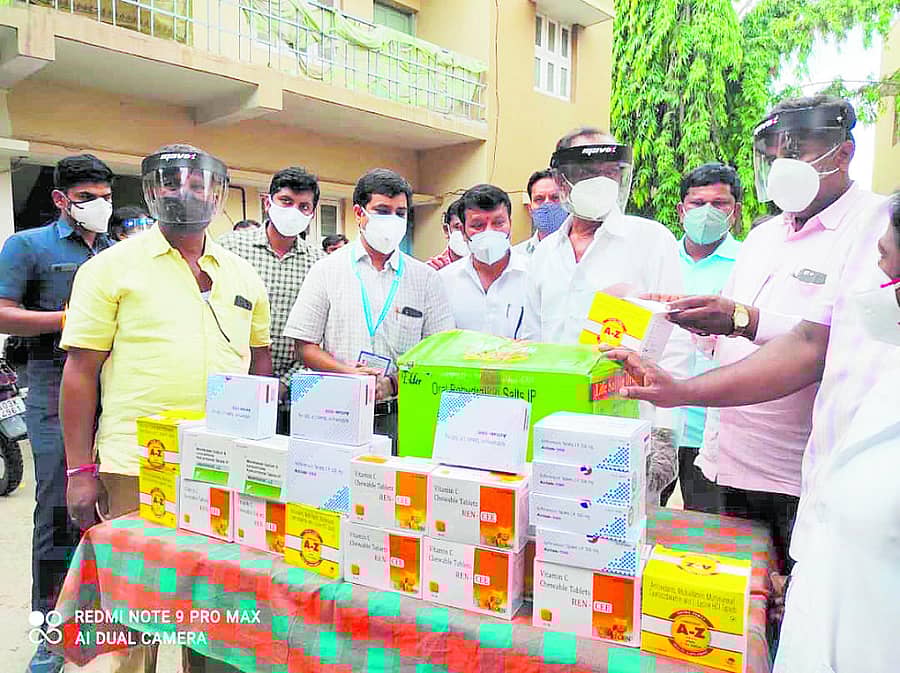 ಹೊಸಕೋಟೆಯ ಸರ್ಕಾರಿ ಆಸ್ಪತ್ರೆಗೆ ವೈದ್ಯಕೀಯ ಪರಿಕರಗಳನ್ನು ಪೌರಾಡಳಿತ ಹಾಗೂ ಸಕ್ಕರೆ ಸಚಿವ ಎಂಟಿಬಿ ನಾಗರಾಜ್ ನೀಡಿದರು