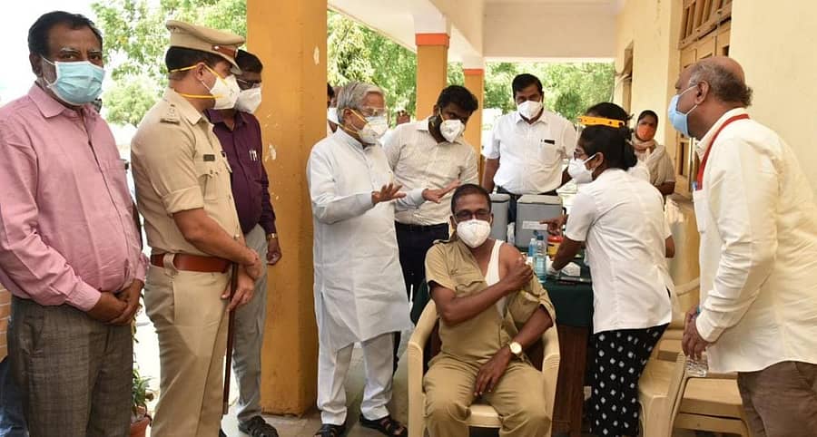 ವಿಜಯಪುರ ನಗರದ ಸ್ಯಾಟಲೈಟ್ ಬಸ್ ನಿಲ್ದಾಣದಲ್ಲಿ ಶನಿವಾರ ಈಶಾನ್ಯ ಕರ್ನಾಟಕ ರಸ್ತೆ ಸಾರಿಗೆ ಸಂಸ್ಥೆ ವಿಜಯಪುರ ಘಟಕದ 18 ರಿಂದ 44 ವರ್ಷ ವಯೋಮಾನದ ಸಿಬ್ಬಂದಿಗಳಿಗೆ ಕೋವಿಡ್ ಲಸಿಕೆ ನೀಡುವ ಕಾರ್ಯಕ್ಕೆ ಉಪಮುಖ್ಯಮಂತ್ರಿ ಗೋವಿಂದ ಕಾರಜೋಳ ಚಾಲನೆ ನೀಡಿದರು