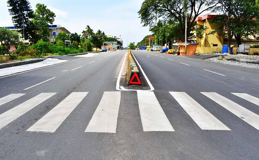 ಲಾಕ್ಡೌನ್ ಕಾರಣಕ್ಕೆ ವಾಹನ ಸಂಚಾರ ಸಂಪೂರ್ಣ ಸ್ಥಗಿತಗೊಂಡಿದ್ದರಿಂದ ಕೋಲಾರದ ಬಂಗಾರಪೇಟೆ ರಸ್ತೆ ಶನಿವಾರ ಭಣಗುಡುತ್ತಿತ್ತು.