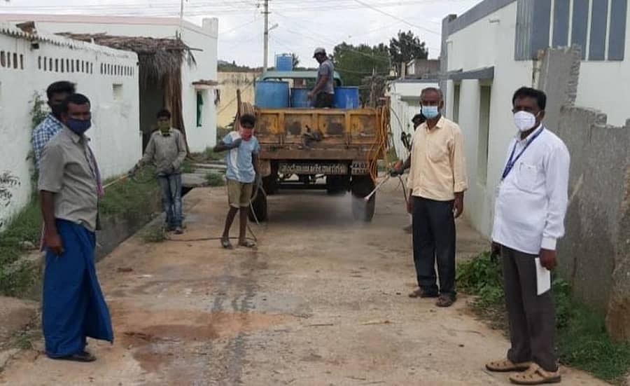 ಕೋಲಾರ ತಾಲ್ಲೂಕಿನ ಚೌಡದೇನಹಳ್ಳಿಯಲ್ಲಿ ಕೊರೊನಾ ಸೋಂಕು ಹರಡುವಿಕೆ ಹೆಚ್ಚುತ್ತಿರುವ ಹಿನ್ನೆಲೆಯಲ್ಲಿ ಗ್ರಾಮದಲ್ಲಿ ಶನಿವಾರ ಸೋಂಕು ನಿವಾರಕ ದ್ರಾವಣ ಸಿಂಪಡಿಸಲಾಯಿತು.