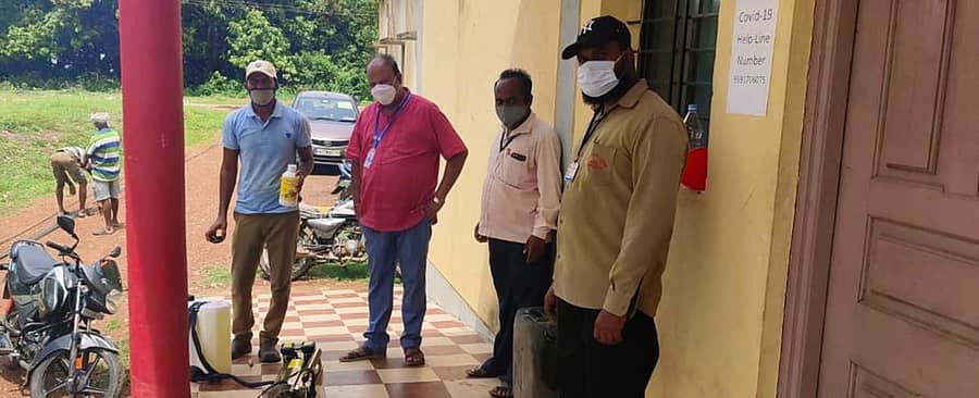 ಖಾನಾಪುರ ತಾಲ್ಲೂಕಿನ ಗೋಧೋಳಿ ಗ್ರಾಮ ಪಂಚಾಯಿತಿ ಪಿಡಿಒ ಆನಂದ ಭಿಂಗೆ ಸಿಬ್ಬಂದಿಯೊಂದಿಗೆ ಶನಿವಾರ ಮನೆಗಳಿಗೆ ಭೇಟಿ ನೀಡಿ ಕೋವಿಡ್ ಜಾಗೃತಿ ಮೂಡಿಸಿದರು