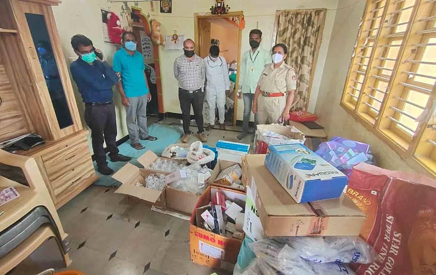 ಹಿರಿಯೂರು ತಾಲ್ಲೂಕಿನ ಜವನಗೊಂಡನಹಳ್ಳಿಯಲ್ಲಿರುವ ಫಾರ್ಮಸಿಸ್ಟ್ ವಿವೇಕಾನಂದ ಅವರ ಮನೆಯ ಮೇಲೆ ಶುಕ್ರವಾರ ರಾತ್ರಿ ತಾಲ್ಲೂಕು ಆರೋಗ್ಯಾಧಿಕಾರಿ ಡಾ.ವೆಂಕಟೇಶ್ ನೇತೃತ್ವದ ತಂಡ ದಾಳಿ ನಡೆಸಿ, ಸರ್ಕಾರಿ ಆಸ್ಪತ್ರೆಯ ಔಷಧ, ಸಿರಿಂಜ್ ವಶಪಡಿಸಿಕೊಂಡಿರುವುದು.