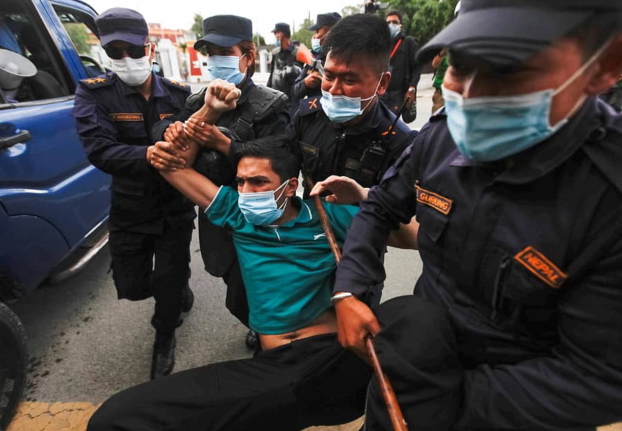 ನೇಪಾಳದ ಕಠ್ಮಂಡುವಿನಲ್ಲಿ ಭಾನುವಾರ ಸಂಸತ್ ವಿಸರ್ಜನೆಯ ಬಳಿಕ ರಾಷ್ಟ್ರಪತಿ ಭವನದ ಮುಂದೆ ನಡೆದ ಪ್ರತಿಭಟನೆಯಲ್ಲಿ ಪ್ರತಿಭಟನಕಾರನನ್ನು ಪೊಲೀಸರು ಬಂಧಿಸಿದ ಕರೆದೊಯ್ದರು –ರಾಯಿಟರ್ಸ್ ಚಿತ್ರ